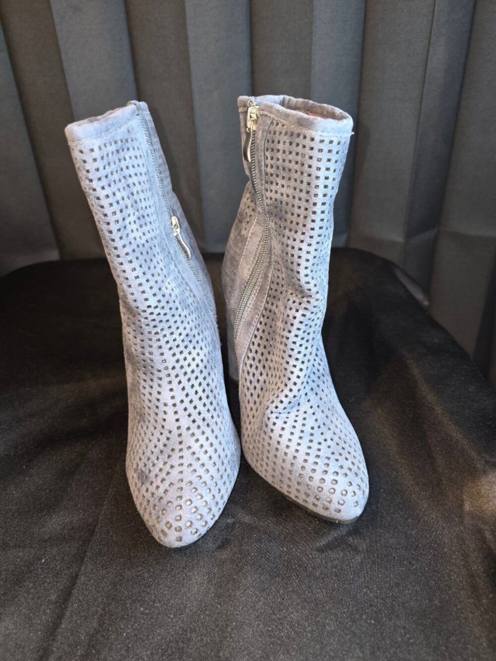 Catherine Malandrino Perforated Block Heel Ankle Boots Gray Suede Womens Size 7.